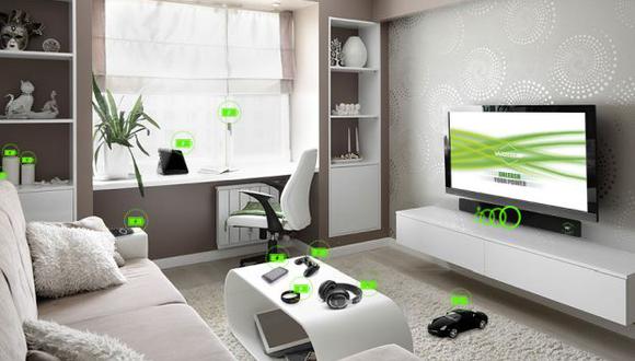 Según Energous, un transmisor escondido detrás de un televisor podría cargar varios dispositivos al mismo tiempo y sin conctacto con ellos.
