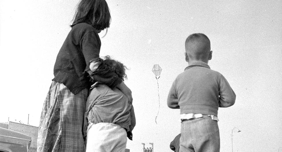 Niños hacen volar una cometa en agosto de 1960. Foto: Américo Cerna/ GEC Archivo Histórico