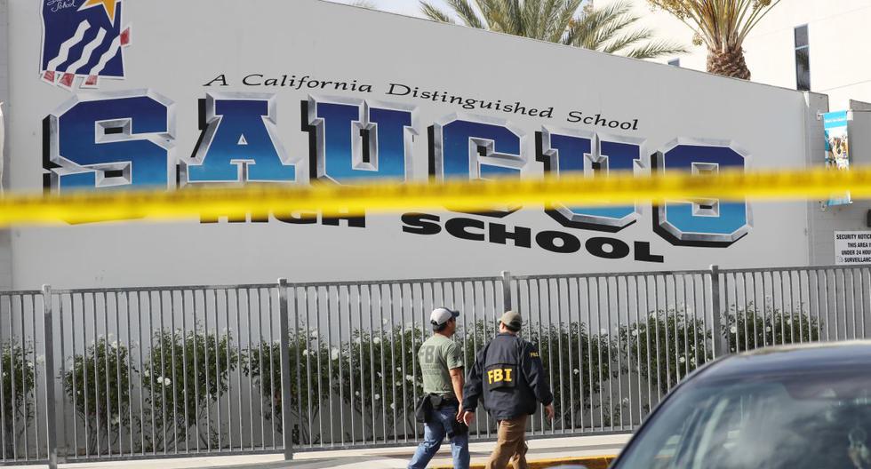 Personal del FBI camina en la escuela secundaria Saugus después de que un menor iniciara un tiroteo en la escuela que dejó a dos estudiantes muertos y tres heridos en Santa Clarita, California. El sospechoso está siendo tratado en un hospital local por una herida de bala en la cabeza. (AFP)