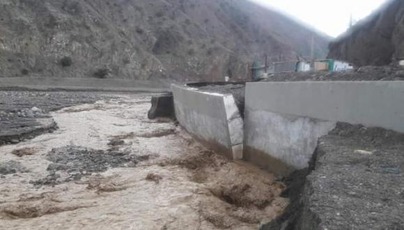 El incremento del caudal de la quebrada Hualapampa a causa de las lluvias originó que parte de una defensa ribereña recién construida colapsara. (Foto: Cortesía)