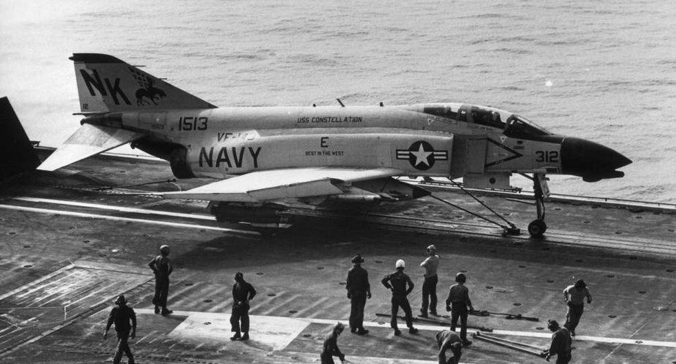 Un día como hoy, pero en 1973, las últimas tropas estadounidenses abandonan Vietnam. La foto corresponde a un McDonnell Phantom Jet en el Golfo de Tonkin, Vietnam (Foto: Terry Fincher/Getty Images)