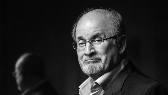 El novelista y ensayista estadounidense Salman Rushdie posa durante una sesión de fotos en París el 10 de septiembre de 2018.