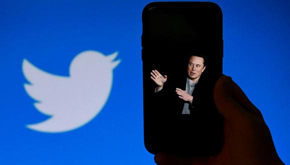 La pantalla de un teléfono muestra una foto de Elon Musk con el logotipo de Twitter en el fondo, el 4 de octubre de 2022, en Washington, DC. (Foto de OLIVIER DOULIERY / AFP)