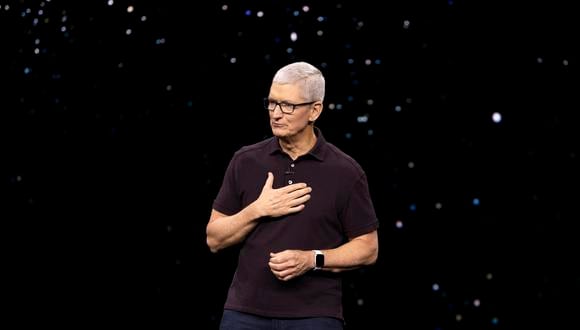 Tim Cook recomendó que su millonario sueldo en Apple sea reducido en un 40%.