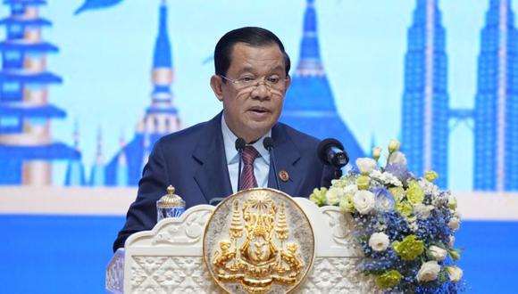 El primer ministro de Camboya, Hun Sen, habla durante la ceremonia de apertura de las cumbres 40 y 41 de la ASEAN (Asociación de Naciones del Sudeste Asiático) en Phnom Penh, Camboya.