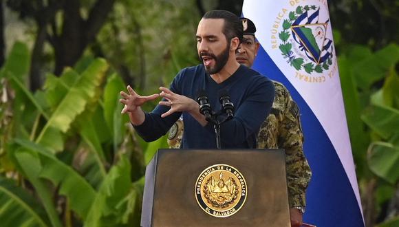 El presidente de El Salvador, Nayib Bukele, habla en un campo cerca de un cuartel militar en las afueras del pueblo de San Juan Opico, 35 km al oeste de San Salvador, el 23 de noviembre de 2022. (Foto de Marvin RECINOS / AFP)