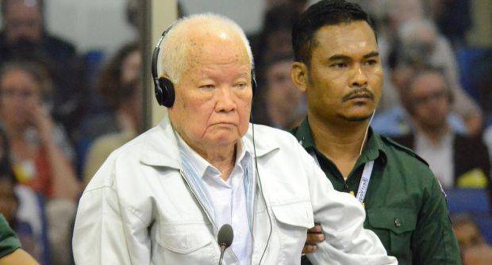 El antiguo jefe de Estado del régimen del Jemer Rojo, Khieu Samphan, asiste a su juicio en el tribunal internacional de Camboya en Phnom Penh (Camboya). (Foto: EFE)