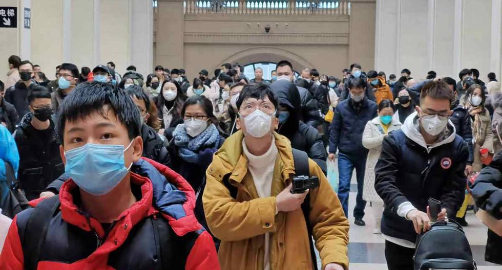 Personas utilizan mascarillas para evitar el contagio del coronavirus de Wuhan. (Foto: Getty Images)