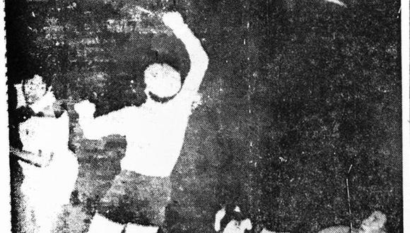 El guardavallas francés Samoy salta para atrapar el balón ante la peligrosa incursión del delantero peruano Alejandro Guzmán, durante el encuentro eliminatorio olímpico entre las oncenas de Perú y Francia. (Foto: GEC Archivo Histórico)