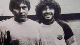 Maradona y Sotil en el Barcelona: la historia de cómo se inmortalizó la foto que le pidió el ‘10′ al ‘Cholo’