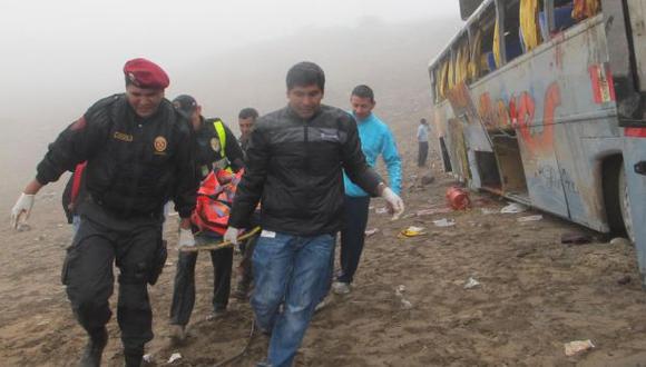 La Polic&iacute;a ayud&oacute; en las labores de rescate. (Foto: Carlos Zanabria/El Comercio)