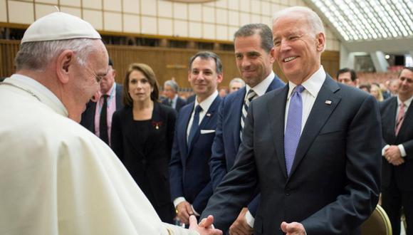 El Papa Francisco se reúne con el presidente electo Joe Biden (derecha) en el salón Pablo VI del Vaticano el 29 de abril de 2016. (Foto: Osservatore Romano / Folleto vía Reuters).