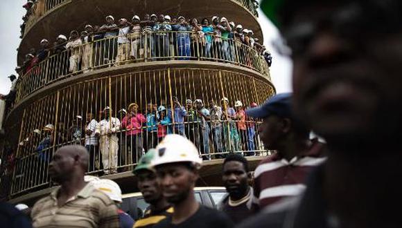 Sudáfrica: Más de 200 mineros quedan atrapados en mina ilegal