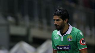 'Loco' Abreu arrojó una mesa a las tribunas por críticas de hinchas de su propio equipo