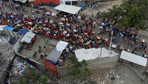 Haitianos esperan este lunes en el paso de Oaunaminthe (Haití), para cruzar la frontera y abastecerse de productos, principalmente alimentos, en el Mercado Binacional en Dajabón (República Dominicana). Foto: Orlando Barría/EFE