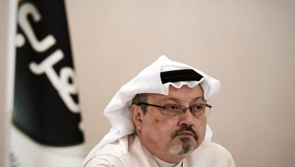 El director general de Alarab TV, Jamal Khashoggi, observa durante una conferencia de prensa en Manama, la capital de Bahréin, el 15 de diciembre de 2014. (Foto de MOHAMMED AL-SHAIKH / AFP)