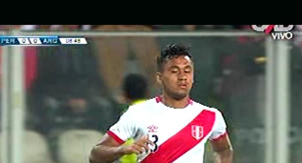 Renato Tapia tuvo el primero pero la pelota pasó muy cerca del arco peruano. (Foto: captura)