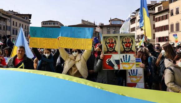 Los manifestantes sostienen carteles mientras se reúnen en la plaza de Santa Croce para protestar contra la invasión rusa de Ucrania, en Florencia, Italia. (Foto: REUTERS/Chiara Negrello)