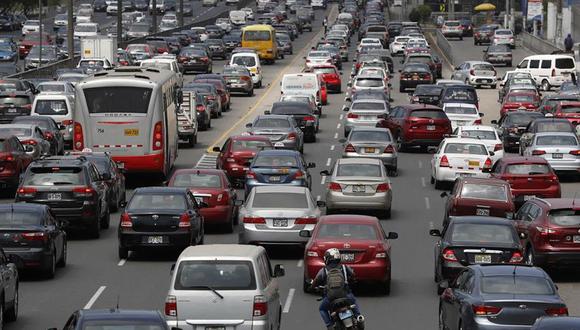 La avenida Javier Prado es una de las más congestionadas de la capital y donde muchos conductores sufren a causa del tráfico. (Foto: EFE)