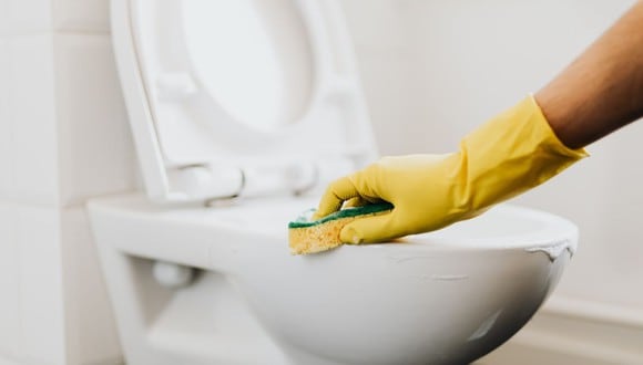 En esta ocasión la esponja no te servirá para limpiar el inodoro, sino para darle un buen olor. (Foto: Karolina Grabowska / Pexels)