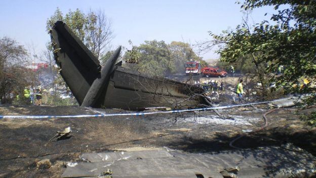 Parte de la cola del avión de Spanair que se estrelló el 20 de agosto del 2008 en el aeropuerto de Madrid Barajas poco después de despegar.
