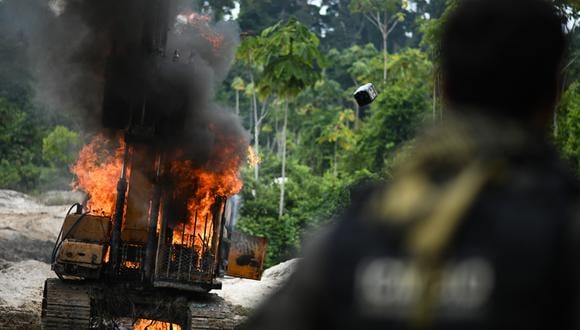 Agentes del Instituto Chico Mendes de Conservación de la Biodiversidad (ICMBio) queman maquinaria de una mina ilegal durante una operación contra este flagelo, el 14 de febrero de 2023 cerca a Itaituba, Brasil. (Foto de André Borges / EFE)