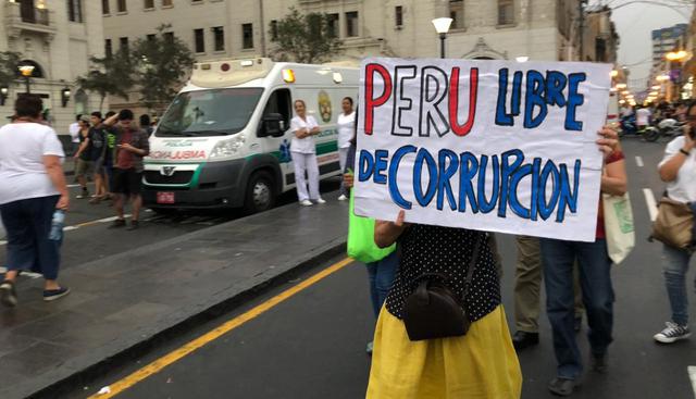 Manifestantes recorren las calles de Lima en protesta contra Pedro Chávarry y se dirigen hacia el Ministerio Público. (Foto: Claudia Sovero / El Comercio)