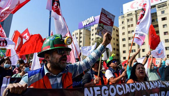 Trabajadores participan en un mitin organizado por la Unión Sindical de Trabajadores de Chile (CUT) el 1 de Mayo (Día del Trabajador) en Santiago de Chile. (Martin BERNETTI / AFP).