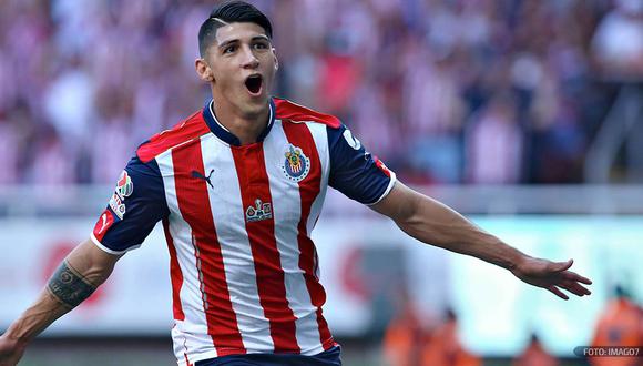 Alan Pulido continúa en estado de gracia. El goleador de las Chivas decretó el 1-1 transitorio frente a Pumas, por el pase a cuartos de final de la Copa MX. (Foto: AFP)