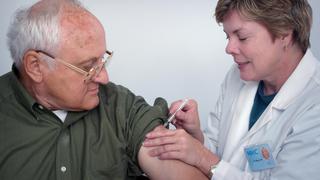 Adultos mayores sin vacunas contra el neumococo e influenza: ¿por qué es tan peligroso (y qué hacer para protegerlos)?