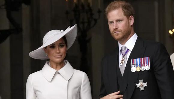 El príncipe Harry y Meghan Markle, el duque y la duquesa de Sussex, salen después de la misa de acción de gracias por el reinado de Isabel II en la Catedral de San Pablo en Londres el 3 de junio de 2022, durante el Jubileo de Platino de la reina.