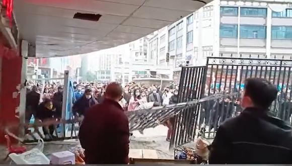 Cientos de personas protestan en la ciudad china de Wuhan. (Captura de video).