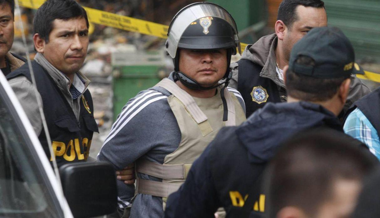 Jonny Coico llegó al lugar en una camioneta de la Policía y protegido con un chaleco antibalas y un casco. Esto como medida de seguridad ante eventuales disturbios durante el desarrollo de la diligencia. (Foto: Eddy Ramos/Andina)