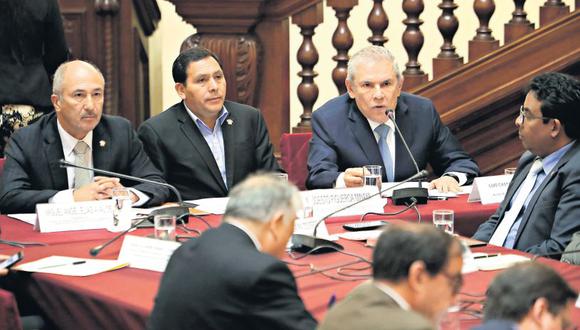 El equipo técnico de la Municipalidad de Lima, encabezado por el alcalde Luis Castañeda Lossio, expuso la situación contractual de la comuna con la concesionaria Lamsac.(Rolly Reyna / El Comercio)
