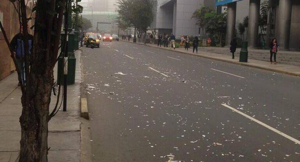 Calles de la capital amanecieron cubiertas de basura. (Foto: @optik)