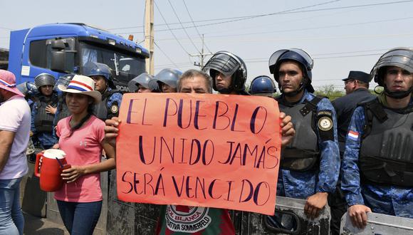 Un comerciante de la zona de Nanawa, en la frontera con Clorinda, Argentina, protesta frente a la policía en la cabeza de puente de Remanso en las afueras de Asunción el 18 de septiembre de 2023. (Foto de NORBERTO DUARTE / AFP / ARCHIVO)