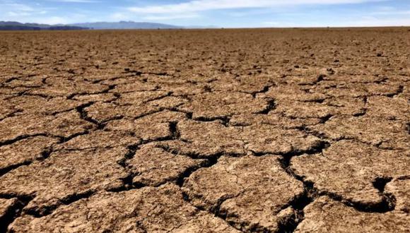 El lecho del lago boliviano Poopó, durante la estación seca, se convierte en una planicie arcillosa (Foto: Angelo Attanasio)