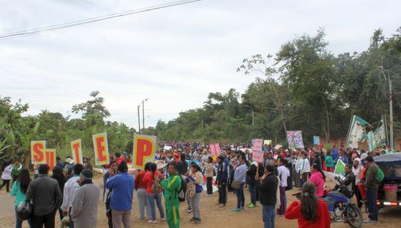 Cientos de profesores del SUTE Madre de Dios bloquearon el ingreso al aeropuerto de Puerto Maldonado. Los turistas debieron caminar a lo largo de varias cuadras (Foto: Manuel Calloquispe)