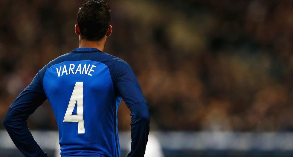 Raphael Varane sorprende con su decisión a la afición del Real Madrid. (Foto: Getty Images)