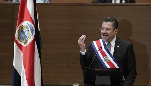 El nuevo presidente de Costa Rica, Rodrigo Chaves, habla durante su primer discurso a la nación. (EFE/Bienvenido Velasco).