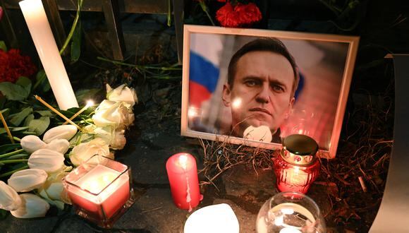 Manifestantes se reúnen el 16 de febrero de 2024 frente a la embajada rusa en Ereván, tras el anuncio de que el crítico más destacado del Kremlin, Alexei Navalny, había muerto en una prisión del Ártico. (Foto de KAREN MINASYAN /AFP)