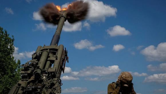 Militares de Ucrania disparan un proyectil desde un obús M777 cerca de la línea del frente, en la región de Donetsk, el 6 de junio de 2022. (REUTERS/Stringer).