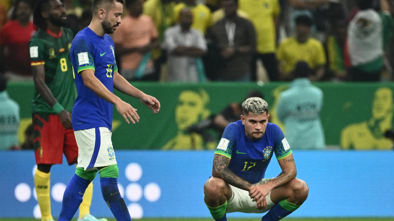 Brasil perdió ante Camerún pero avanzó como líder a octavos de final