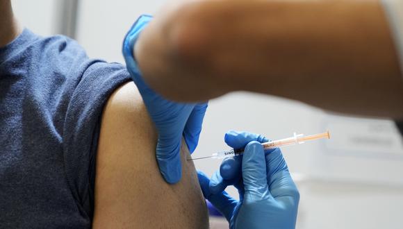 La vacunación contra el COVID-19 continúa en estos primeros días del año 2023. Conoce los centros de inoculación y diagnóstico en Lima y Callao del 3 al 6 de enero | Foto: Eugene Hoshiko / AFP (Referencial)