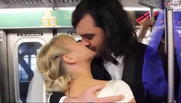 YouTube: Una pareja se casó en el metro de Nueva York