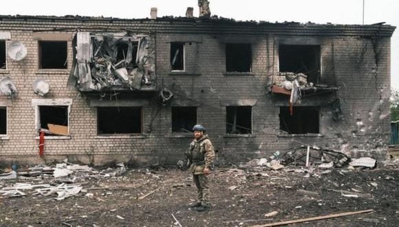 Un militar ucraniano inspecciona un edificio destruido en Vovchansk. (SHUTTERSTOCK).
