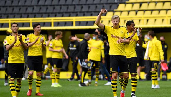 A pesar de tener el estadio vacío, Borussia Dortmund saludó a la tribuna donde se colocaban sus hinchas | Foto: AP/AFP/Reuters/EFE