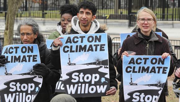 Activistas protestan contra el Proyecto Willow y alertan contra el impacto climático. (GETTY IMAGES)
