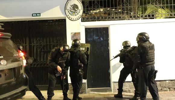 Imagen publicada por API que muestra a fuerzas especiales de la policía de Ecuador intentando irrumpir en la embajada de México en Quito para arrestar al ex vicepresidente Jorge Glas, el 5 de abril de 2024. (Foto de ALBERTO SUÁREZ/API/AFP/REFERENCIAL).