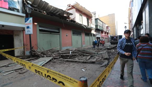 Se desmoronó balcón en el jirón Carabaya, del Centro de Lima. | Fotos: Lino Chipana/GEC